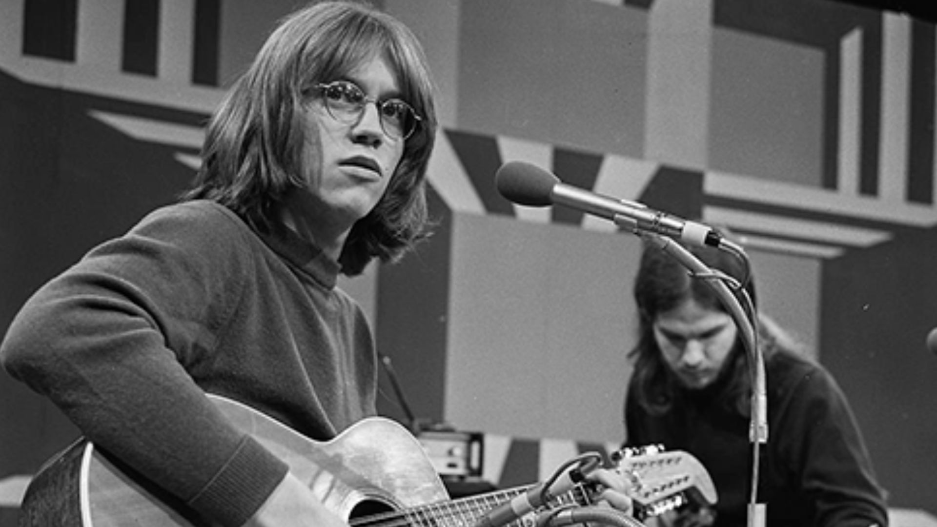 File:Gerry Beckley (America) - TopPop 1972 1.png