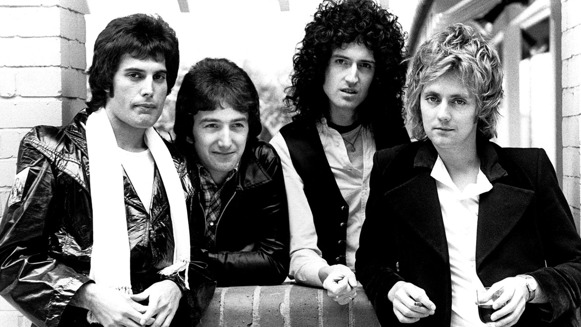 File:Queen News Of The World (1977 Press Kit Photo 01).jpg