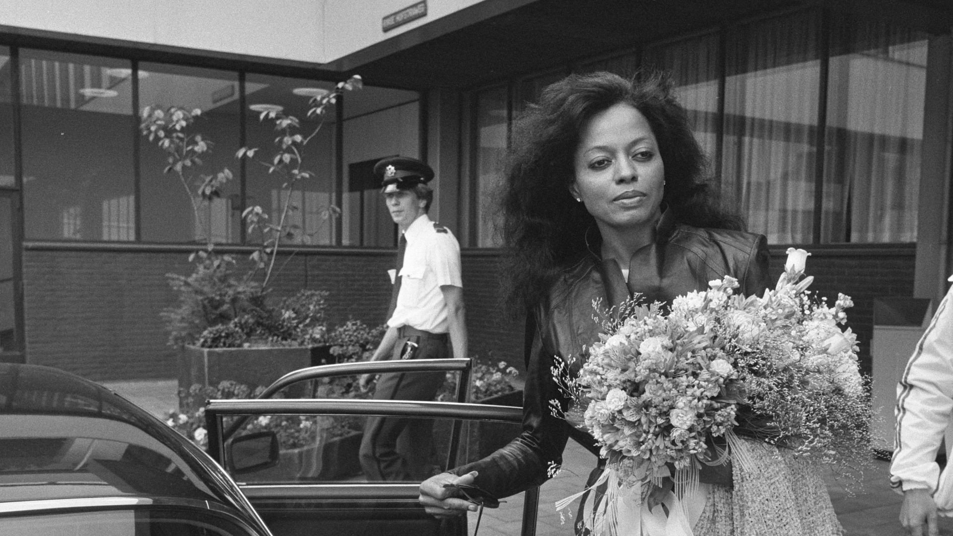 File:Aankomst Diana Ross (zangeres) op Schiphol, Bestanddeelnr 932-2076.jpg