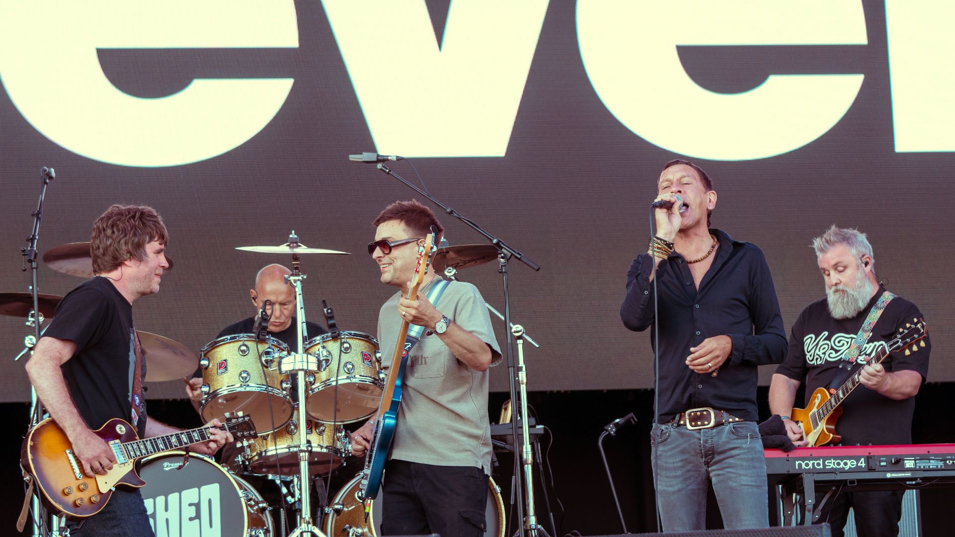 File:QOTSAVictorious200825-175 (54771591641).jpg