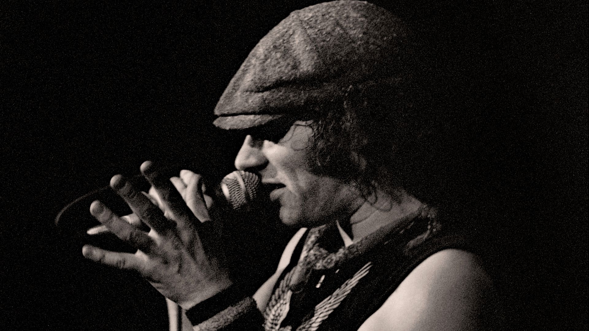 File:Brian Johnson - Manchester Apollo - 1982.jpg