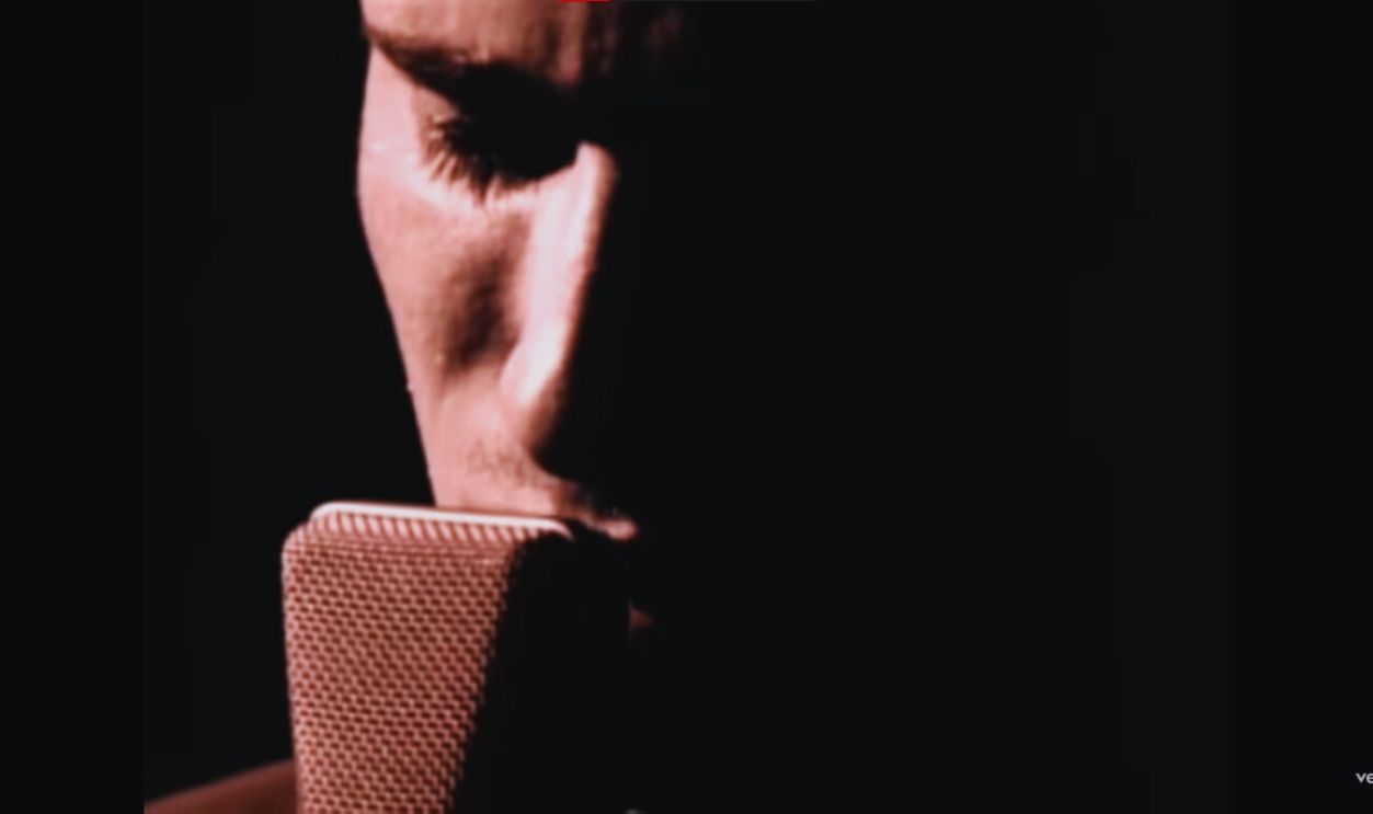 Screenshot from Jeff Buckley – Hallelujah (1994)