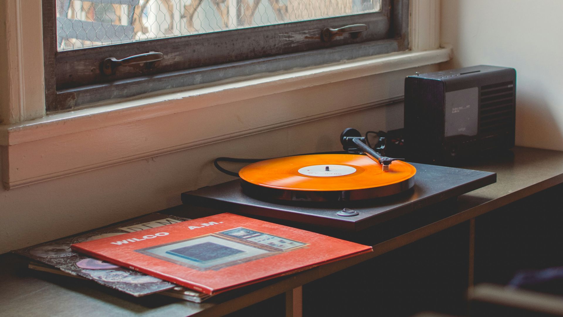 gray turntable playing