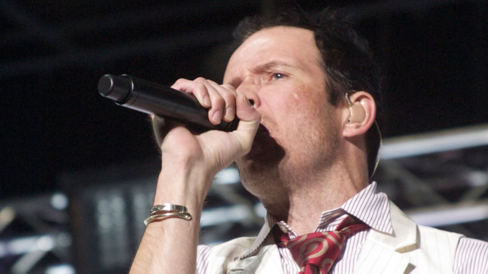 File:Scott weiland singing into microphone.jpg