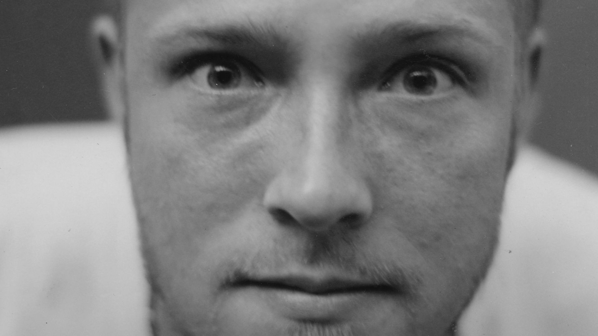 File:Scott Weiland in Highland Park Los Angeles 1994 by Ithaka Darin Pappas.jpg