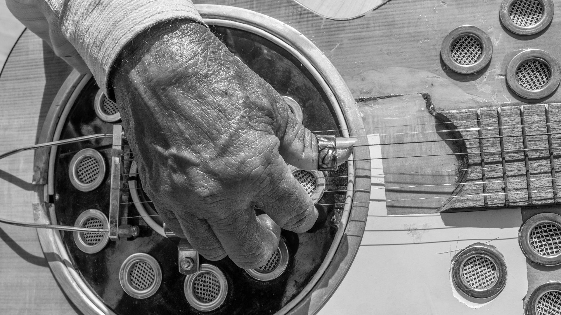 File:Man playing an acoustic brazilian guitar (Violão) on Marco Zero Square, Refice, Pernambuco, Brazil.jpg