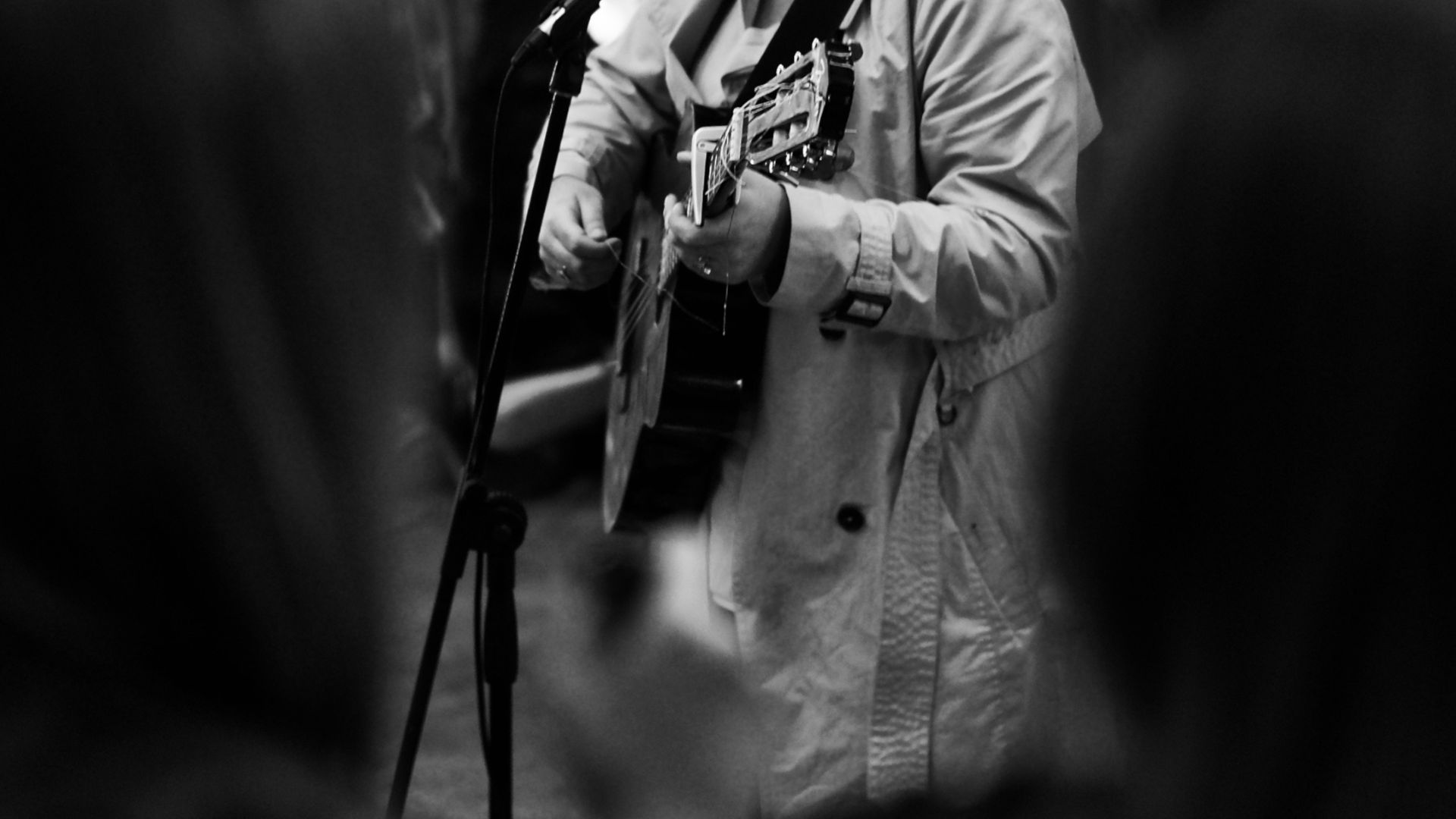 File:Guitar musician playing to the street crowd (44522776920).jpg