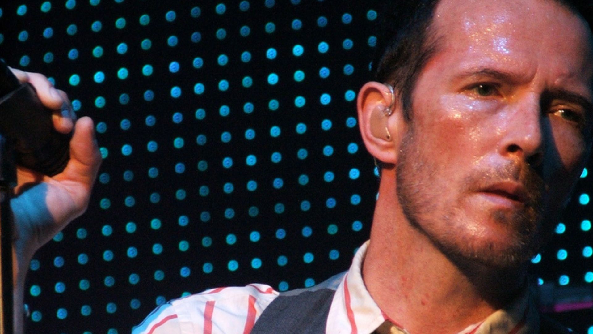 File:Scott Weiland onstage with a mic--2009-07.jpg