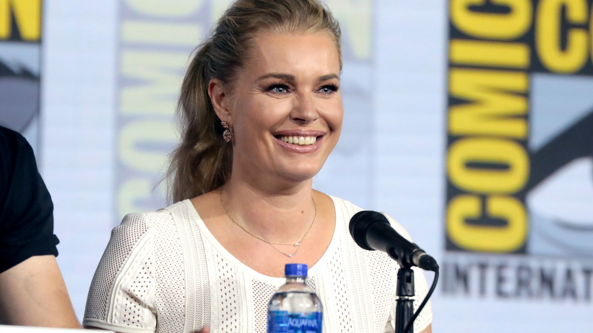 File:Rebecca Romijn (48441709976).jpg