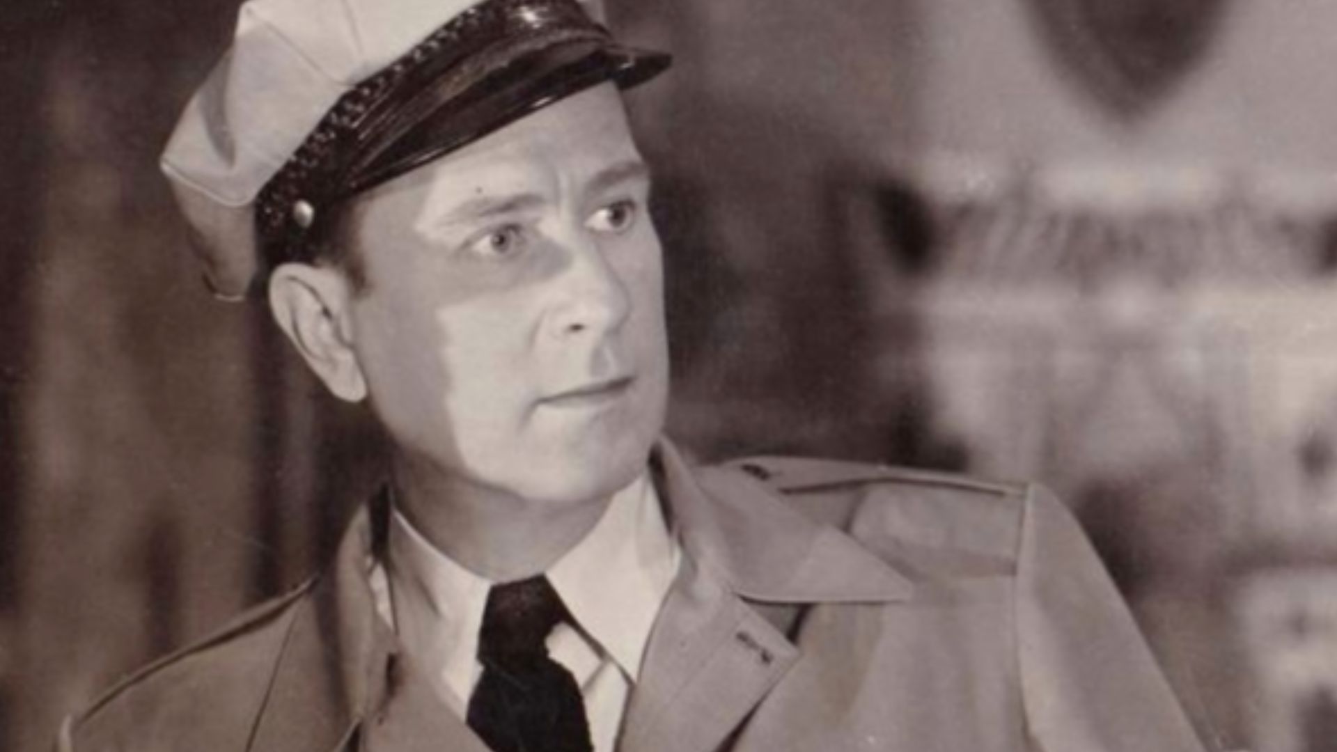 File:Bud Abbott in a crop from a promotional photograph for Abbott and Costello Meet Frankenstein in 1948.png