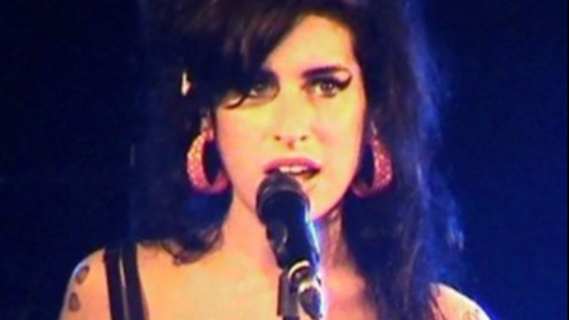File:AmyWinehouseBerlin2007.jpg