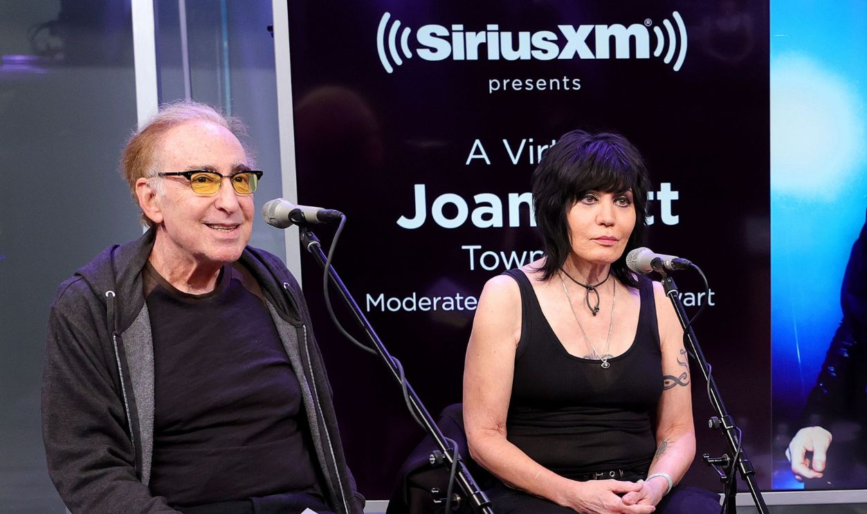 Gettyimages - 1351344576, SiriusXM's Town Hall With Joan Jett Hosted By Kristen Stewart At The SiriusXM Studios In New York City NEW YORK, NEW YORK - NOVEMBER 03: Kenny Laguna, Joan Jett, and Kristen Stewart speak during SiriusXM's Town Hall with Joan Jett hosted by Kristen Stewart at the SiriusXM Studios on November 03, 2021 in New York City.
