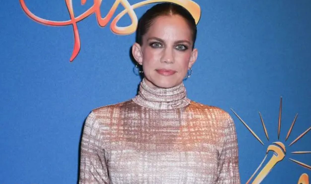 NEW YORK, NEW YORK - OCTOBER 02: Actress Anna Chlumsky attends