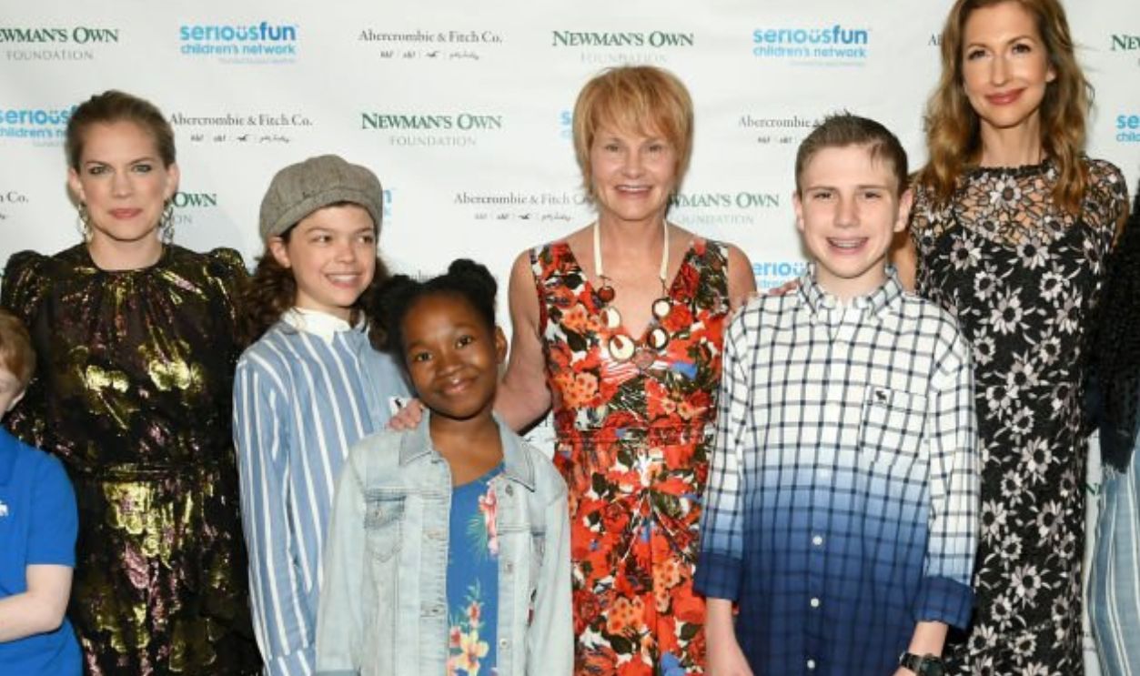 NEW YORK, NEW YORK - MAY 23: Anna Chlumsky, Shawn Colvin and Alysia Reiner pose with the SeriousFun Campers during 1the 2019 SeriousFun Children's Network NYC Gala at Cipriani 42nd Street on May 23, 2019 in New York City.