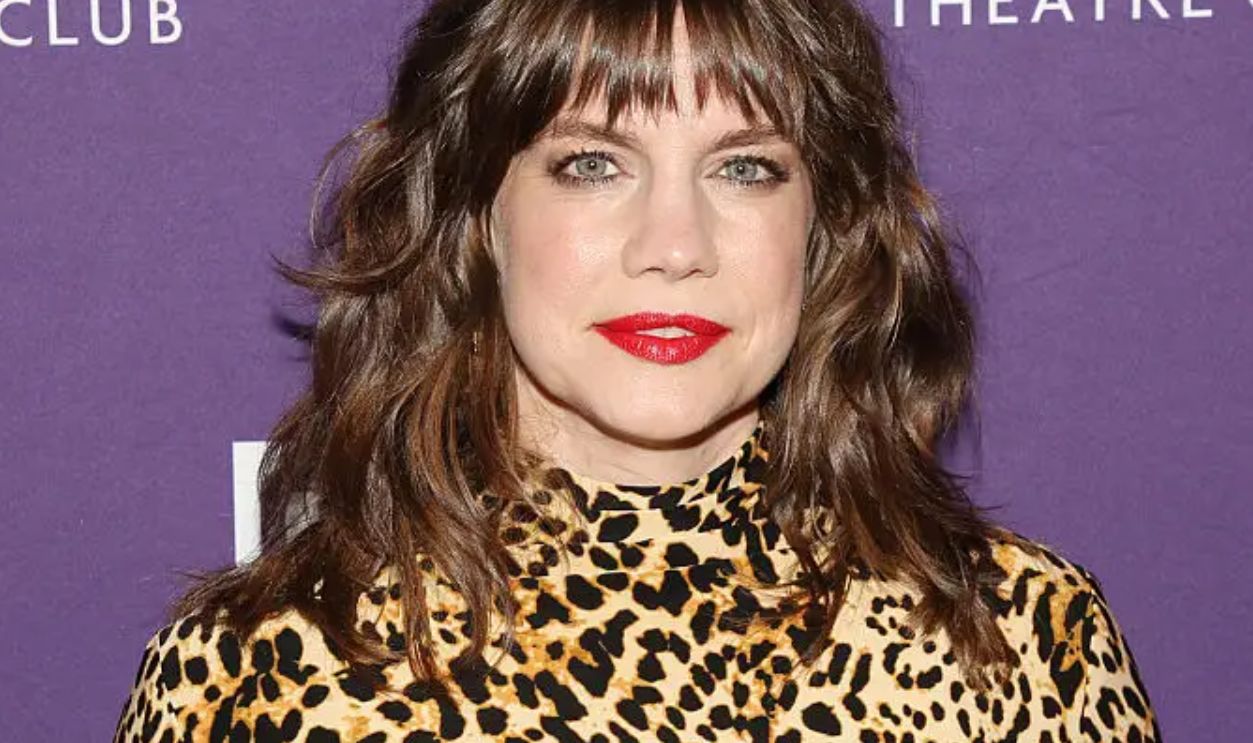 NEW YORK, NEW YORK - NOVEMBER 5: Anna Chlumsky poses at the opening night of the new Manhattan Theatre Club play