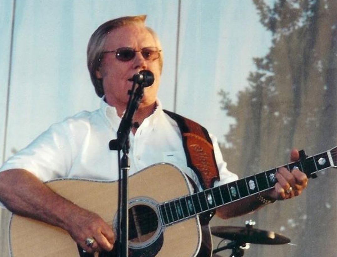 George Jones performing at Harrah's Metropolis in Metropolis, Illinois in June 2002