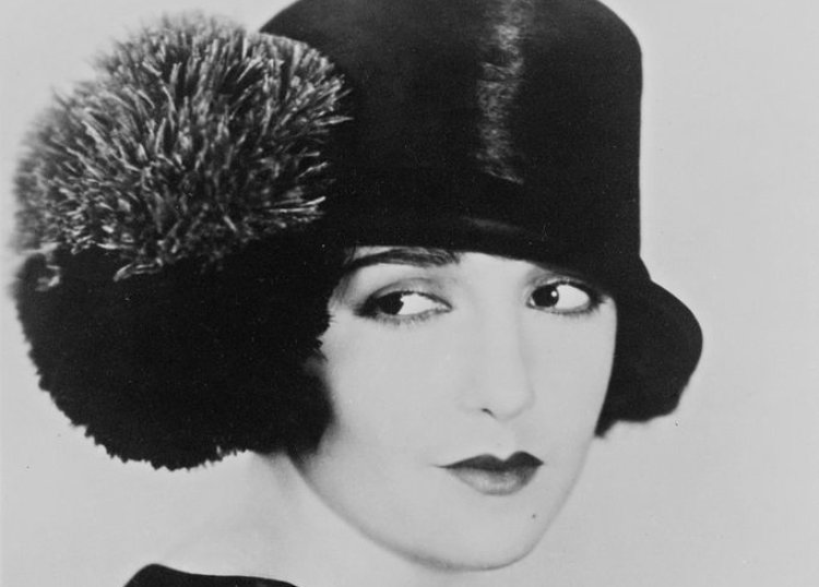 Bebe Daniels wearing a black hat