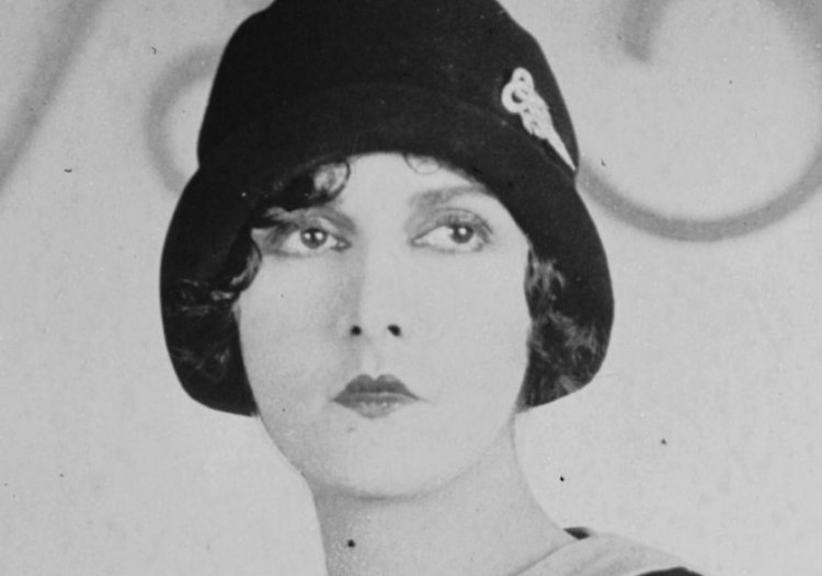 Evelyn Brent wearing a black hat