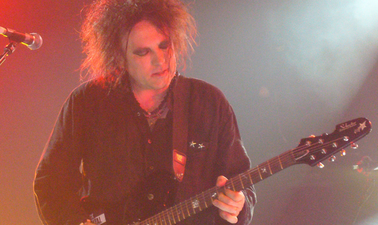 File:Robert Smith of The Cure live in Singapore 1 August 2007.jpg