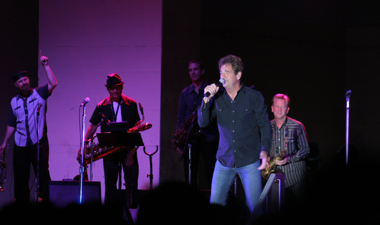 File:Huey Lewis And The News.jpg
