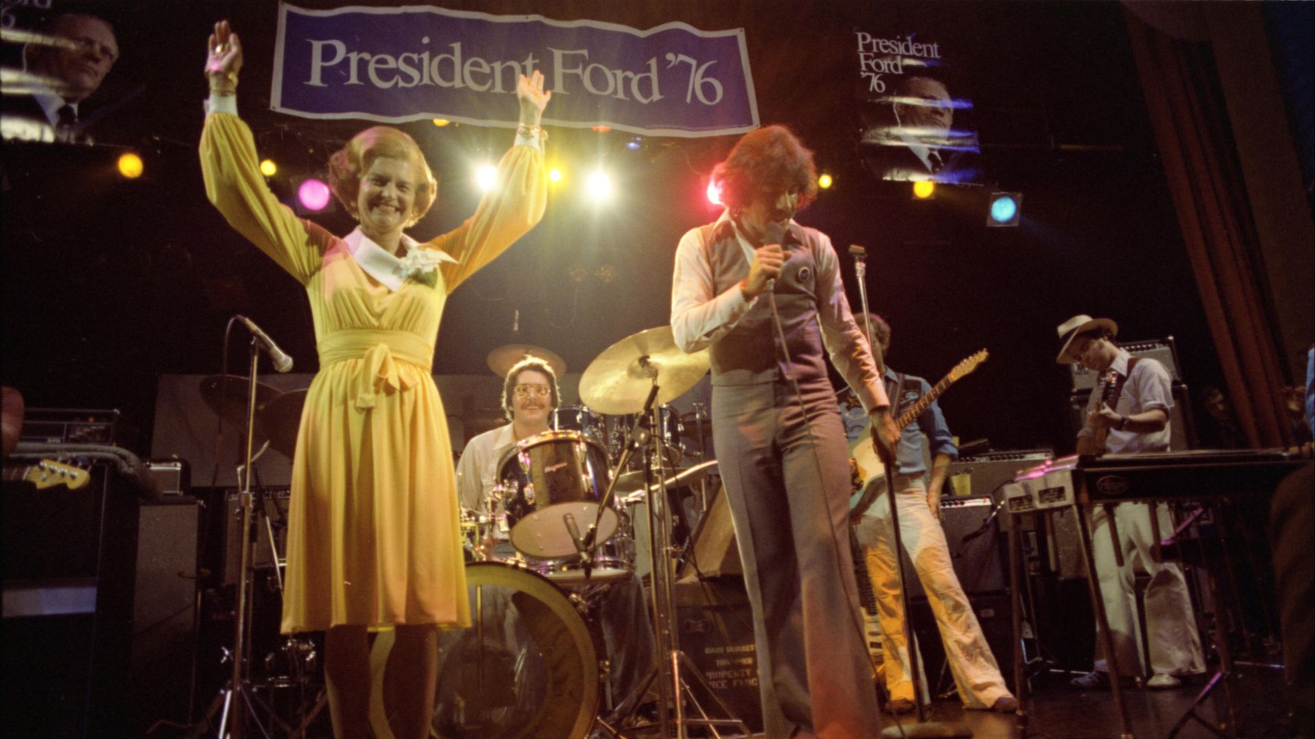 File:First Lady Betty Ford Onstage with Tony Orlando and Other Musicians at an Unidentified Performance in Kansas City, Missouri, during the 1976 Republican National Convention - NARA - 23869233.jpg