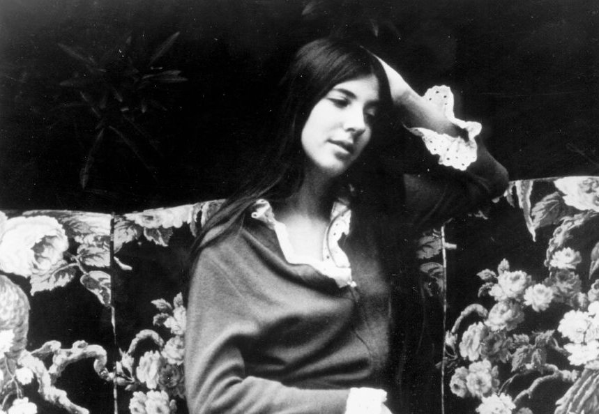 Grayscale Portrait Photo of American singer-songwriter Essra Mohawk