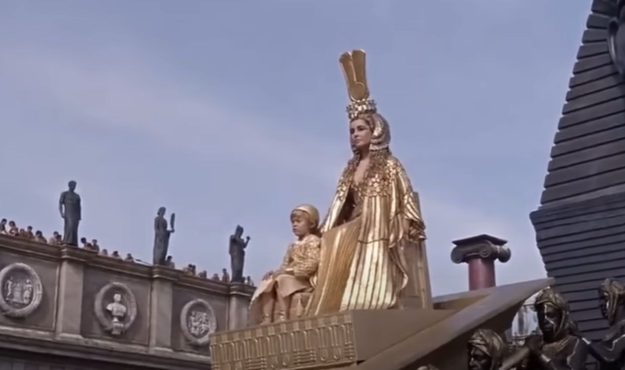 Elizabeth Taylor’s Outfit In Cleopatra (1963)