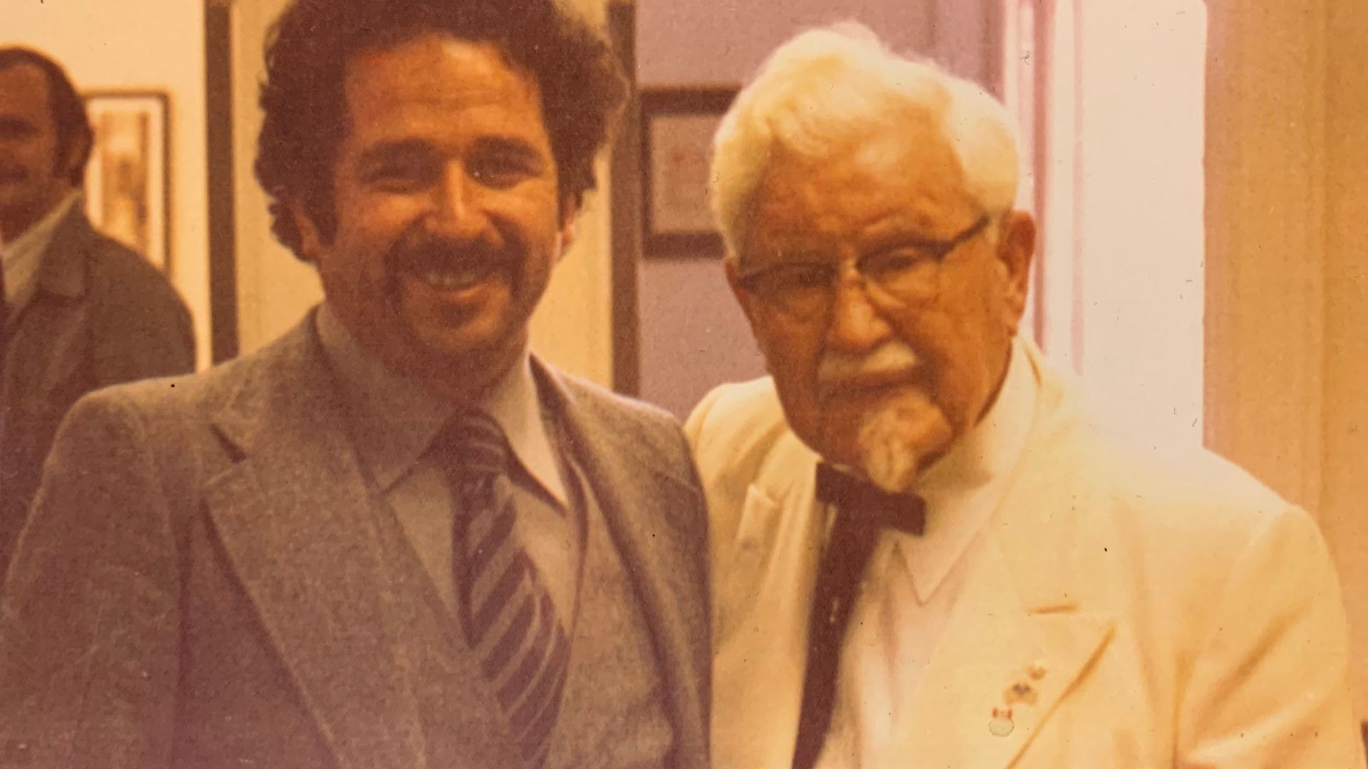 File:Manfred Katz together with Colonel Harland David Sanders (founder of KFC).jpg