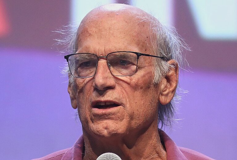 Former Governor Jesse Ventura speaking with supporters of Robert F. Kennedy, Jr.