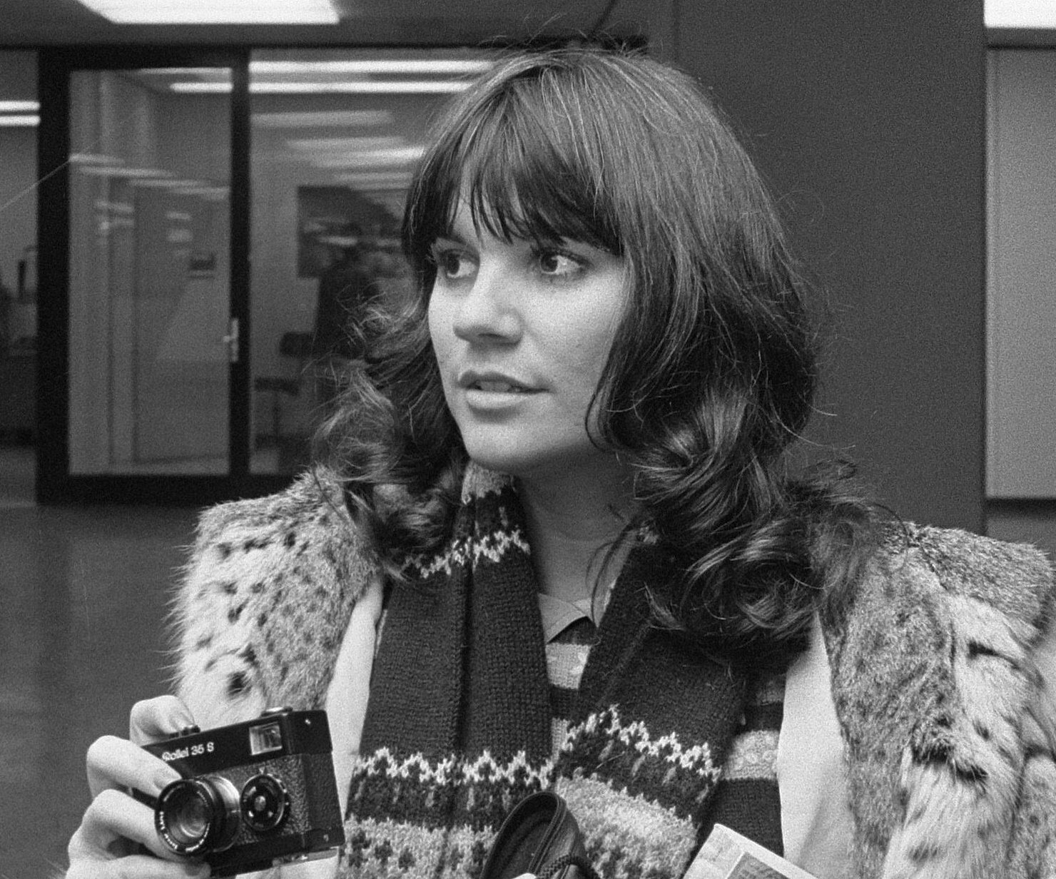 Grayscale Portrait Photo of American singer Linda Ronstadt at Schiphol airport