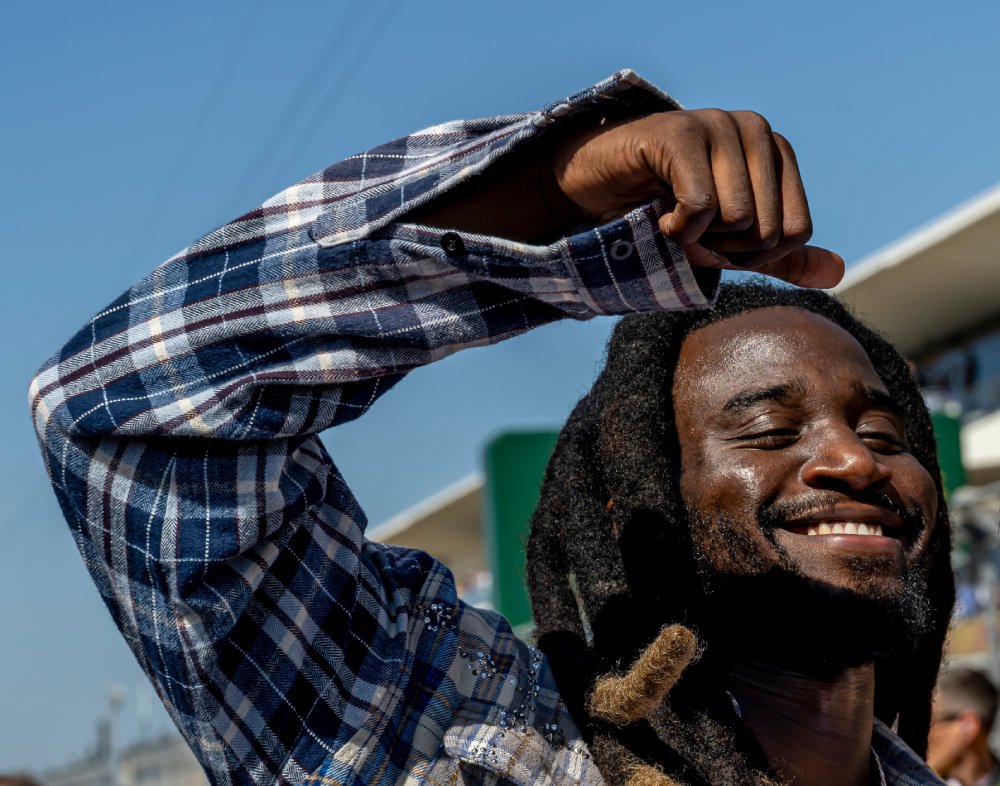 Portrait Photo of the singer and songwriter Shaboozey smiling
