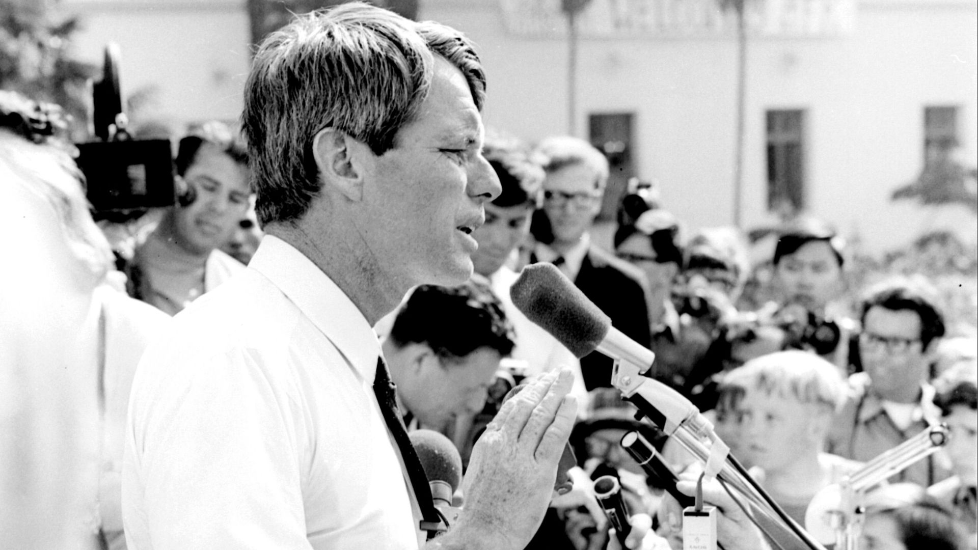 File:Robert Kennedy in Los Angeles.jpg