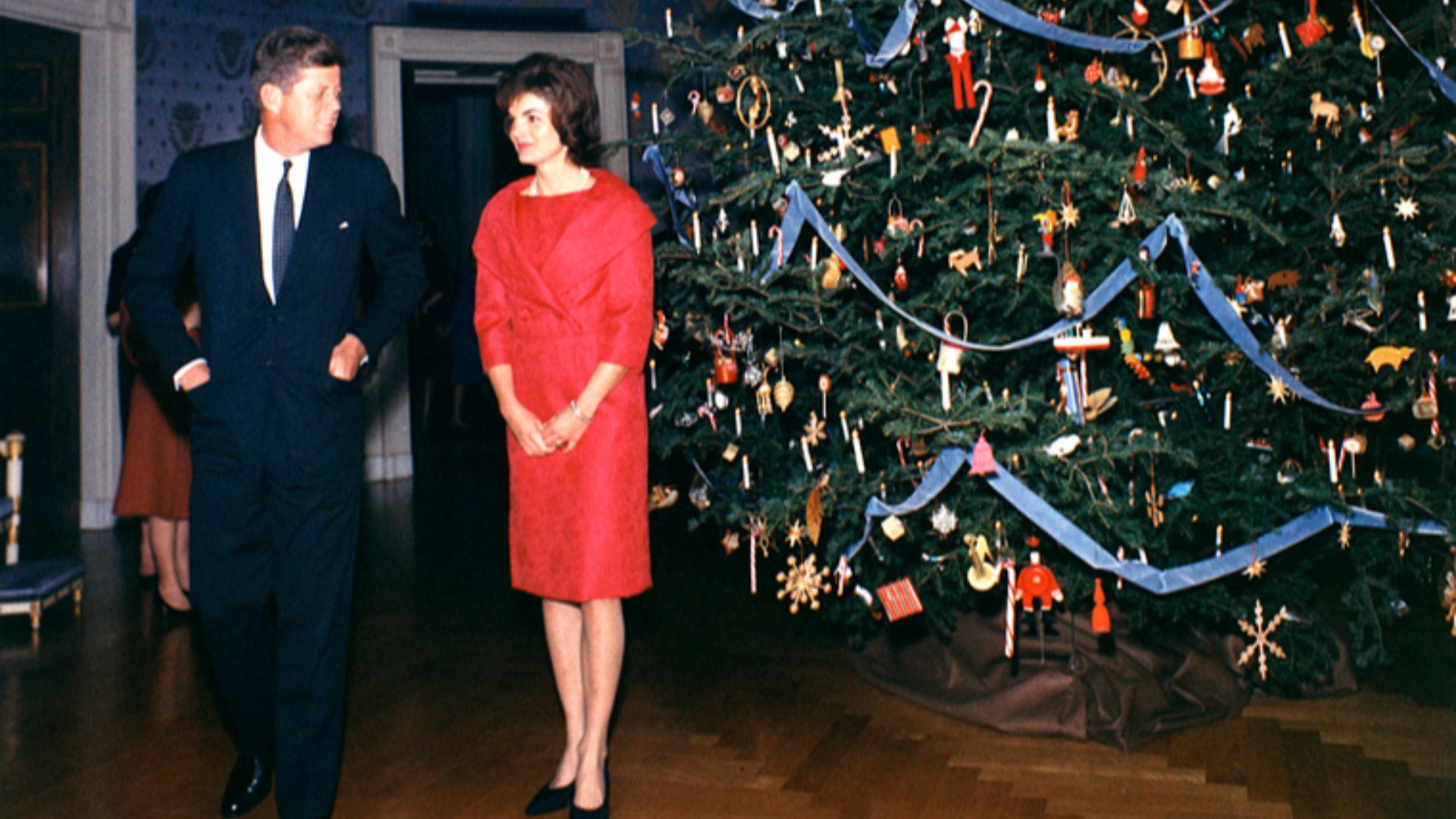 File:1962 White House Christmas Tree - John and Jacqueline Kennedy 1.jpg