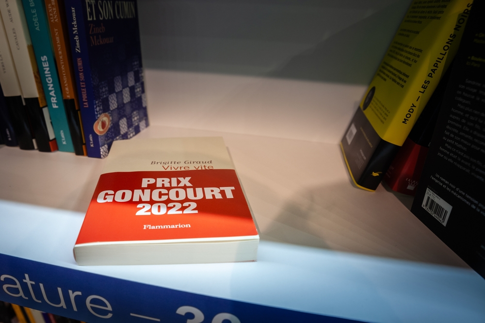 Prix Goncourt logo on the 2022 winner Vivre Vite from Brigitte Giraud