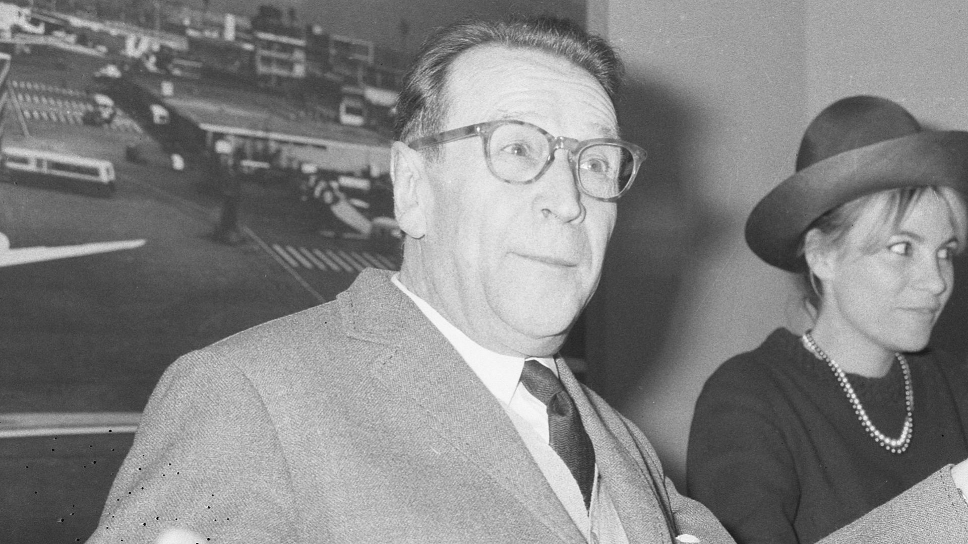 File:Opdracht Uitgeverij Bruna te Utrecht, Georges Simenon bij aankomst Schiphol, Bestanddeelnr 917-7508.jpg
