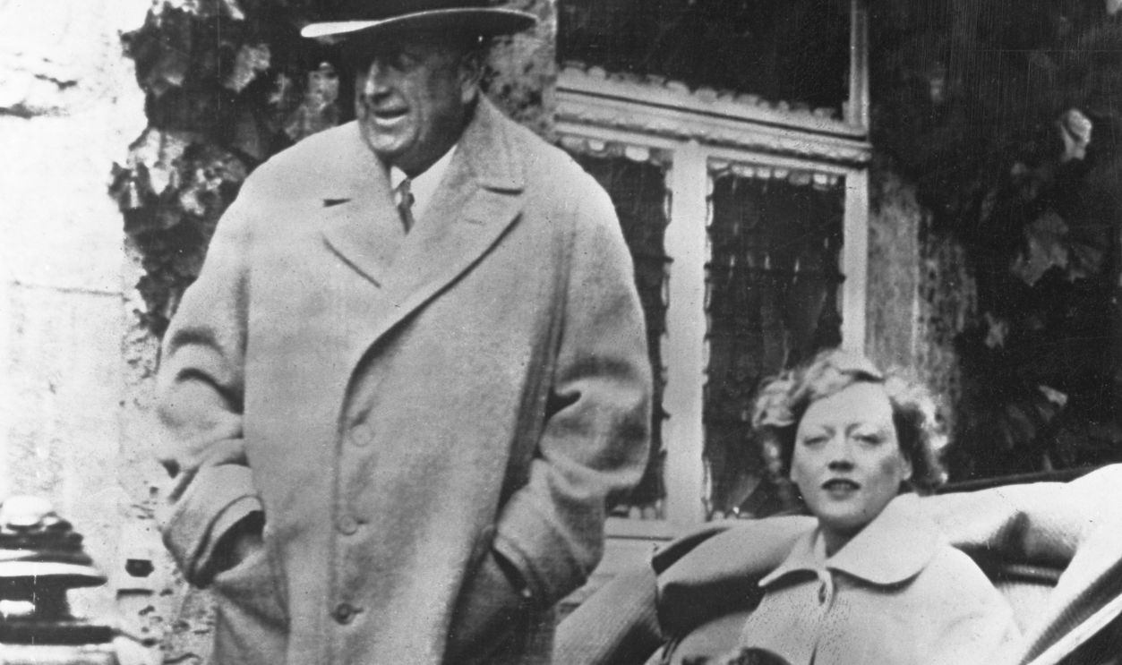 Gettyimages - 514901902, William Randolph Hearst with Marion Davies (Original Caption) William Randolph Hearst and Marion Davies in a coach during stay in Bad Nauheim, Germany.