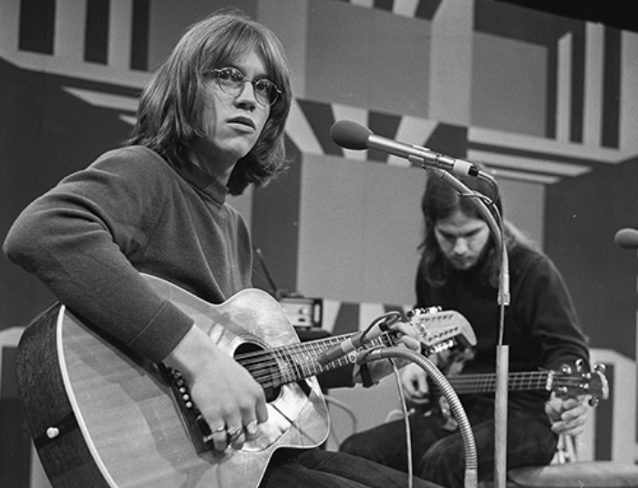 Gerry Beckley and Dan Peek performing on TopPop, 1972