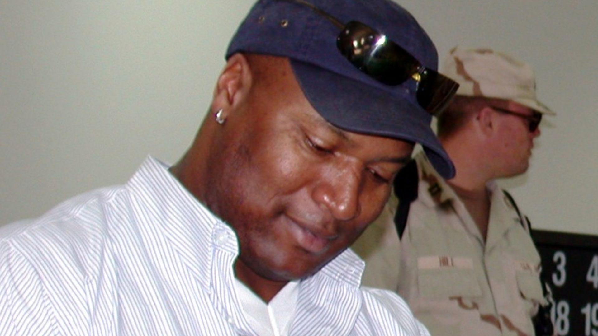File:Bo Jackson Autographs for Troops in SW Asia Feb 1, 2004.jpg