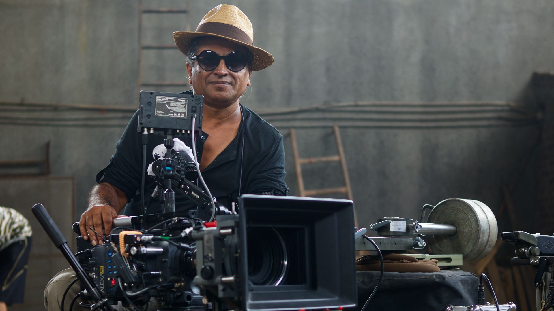 File:Pan Nalin on the shoot of 'The Last Film Show'1.jpg