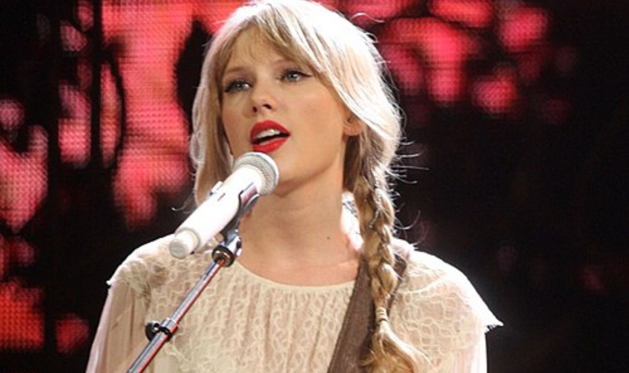 Kanye Interrupts Taylor Swift (Cont.)