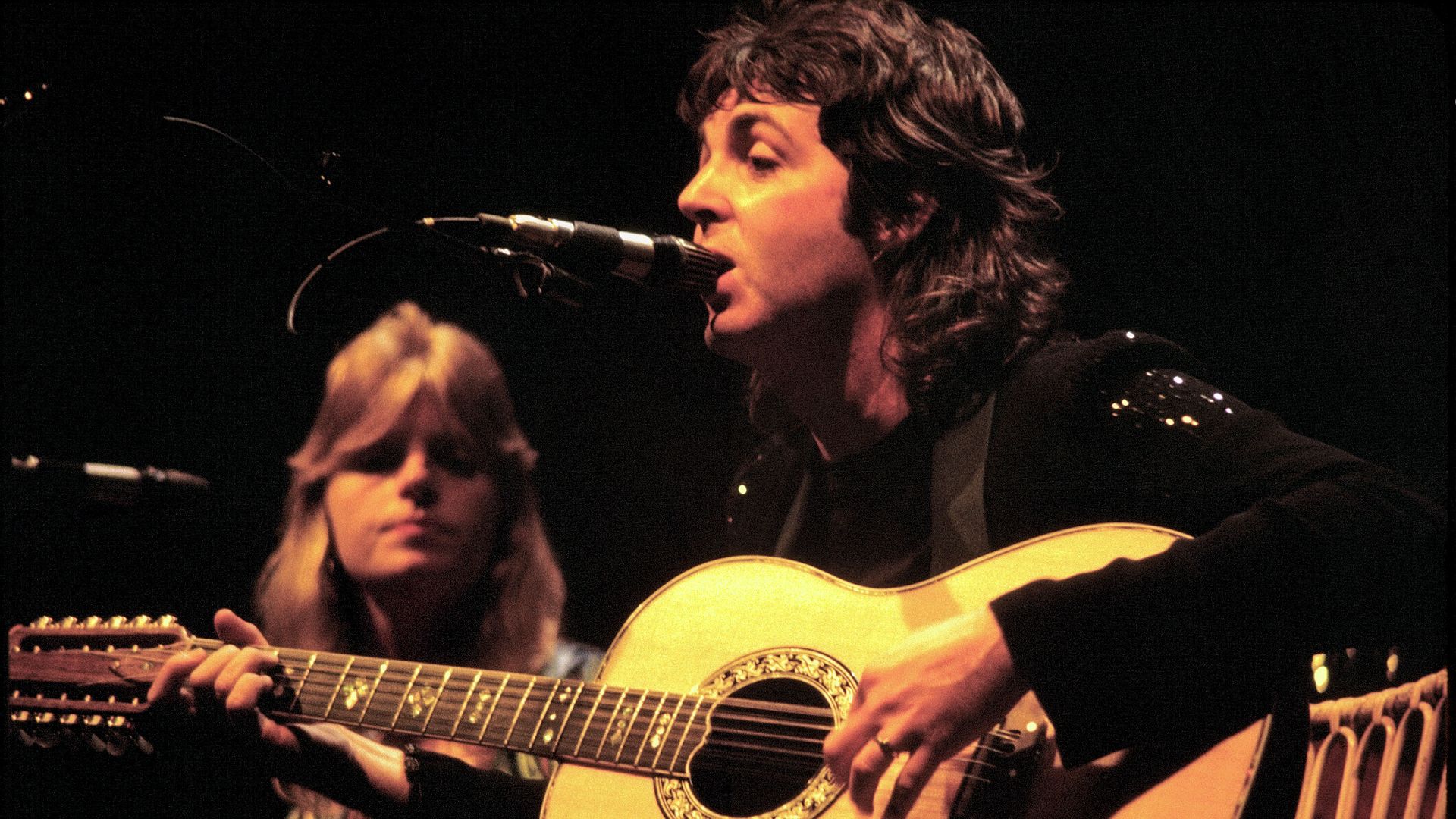 File:Paul McCartney with Linda McCartney - Wings - 1976.jpg