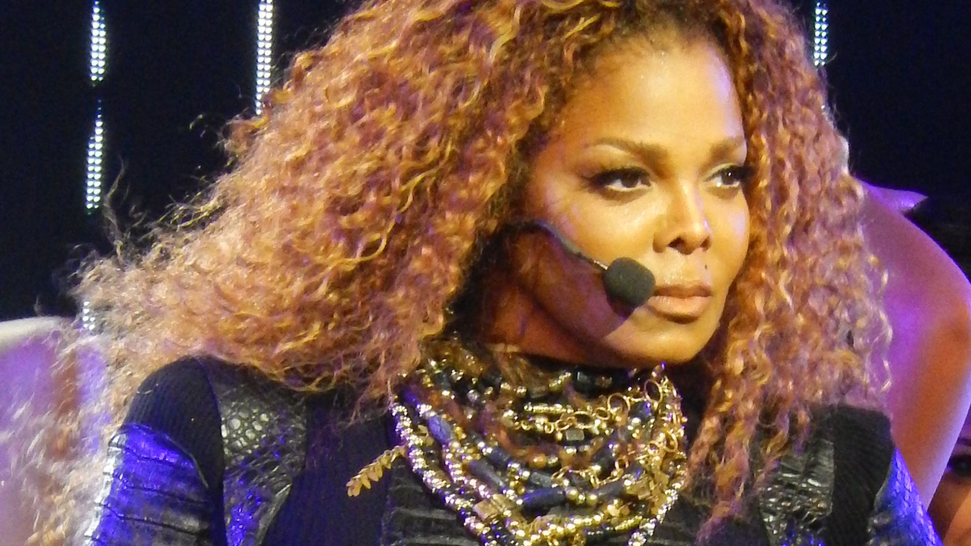 File:JanetJacksonUnbreakableTourSanFran2015.jpg
