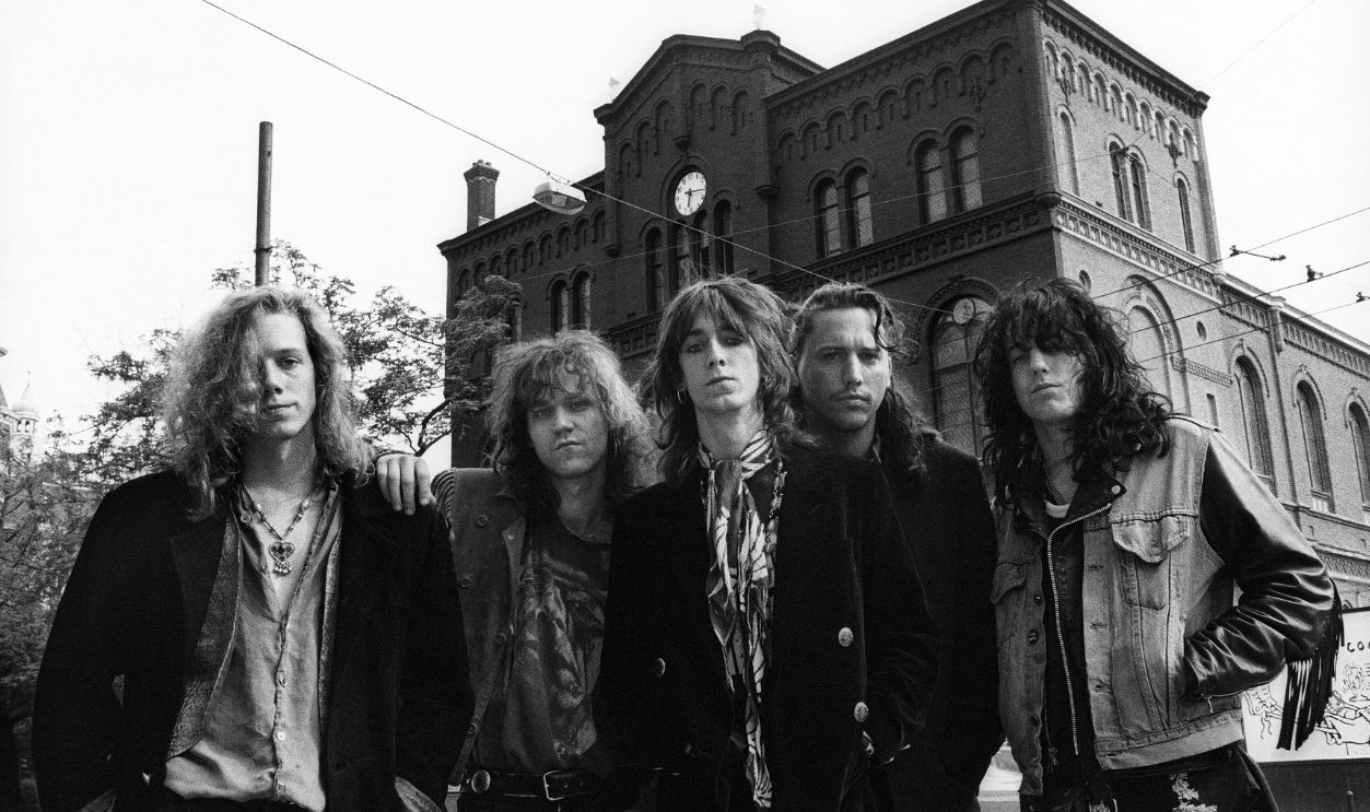 Gettyimages - 1251282569, The Black Crowes The Black Crowes, standing in front of Paradiso venue in Amsterdam, Netherlands, 5th June 1990.