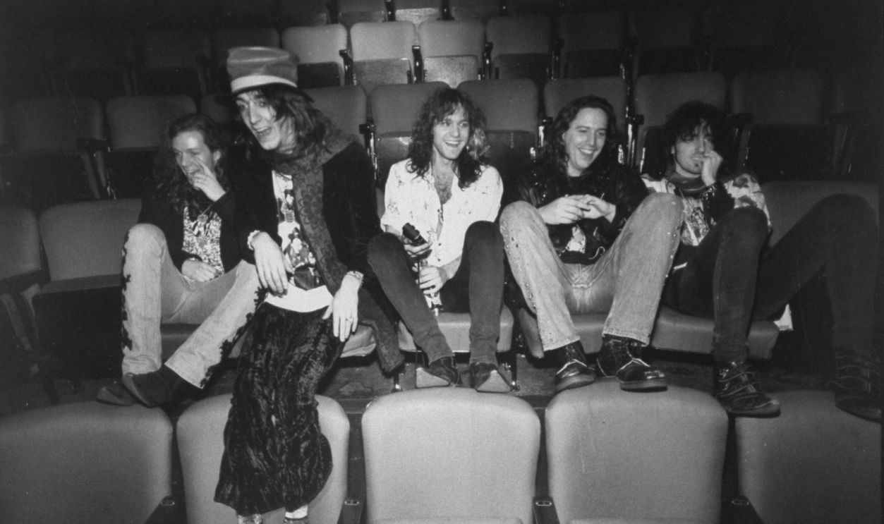 Gettyimages - 50426123, Johnny Colt;Chris Robinson;Rich Robinson;Steve Gorman;Jeff Cease Black Crowes rock group incl. (L-R) Rich & Chris Robinson, Jeff Cease, Steve Gorman and Johnny Colt laughing as they sit on the back of seats in auditorium after rehearsal.