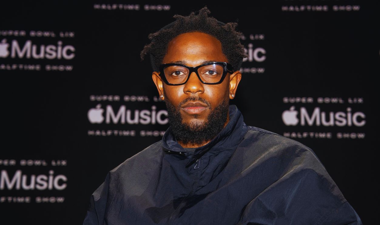 Gettyimages - 2198022635, Super Bowl LVIX Pregame & Apple Music Super Bowl LVIX Halftime Show Press Conference NEW ORLEANS, LOUISIANA - FEBRUARY 06: Kendrick Lamar pose for a photo onstage at the Super Bowl LVIX Pregame & Apple Music Super Bowl LVIX Halftime Show Press Conference at Ernest N. Morial Convention Center on February 06, 2025 in New Orleans, Louisiana.