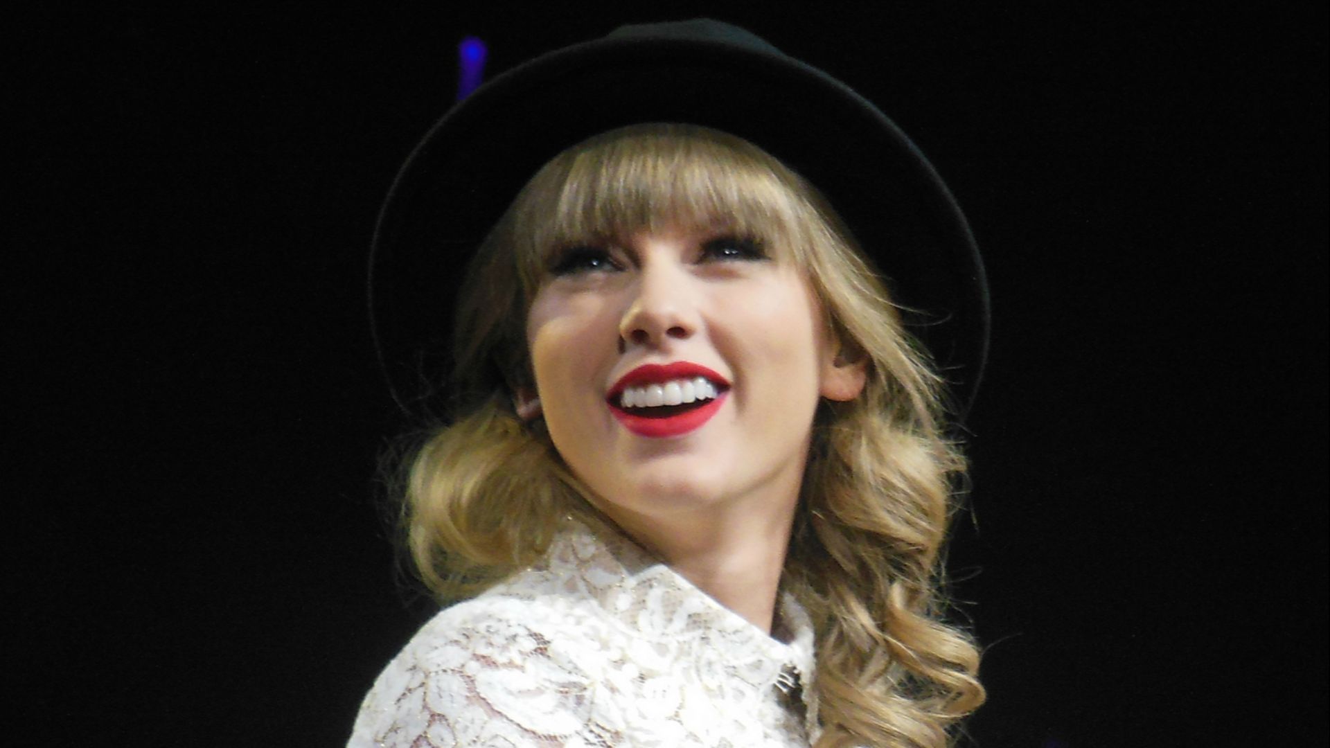 File:Taylor Swift - Red Tour 06.jpg