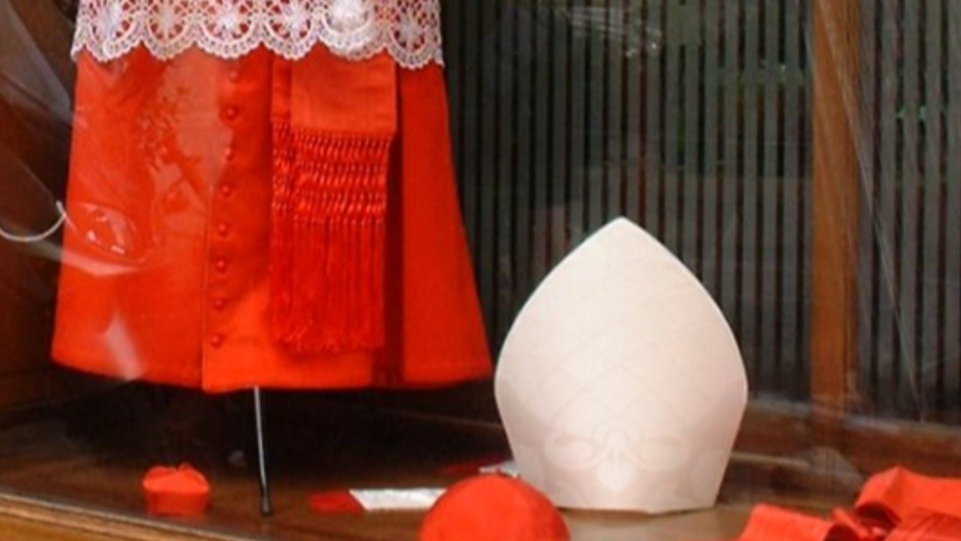 File:Vetements cardinal Gamarelli.jpg