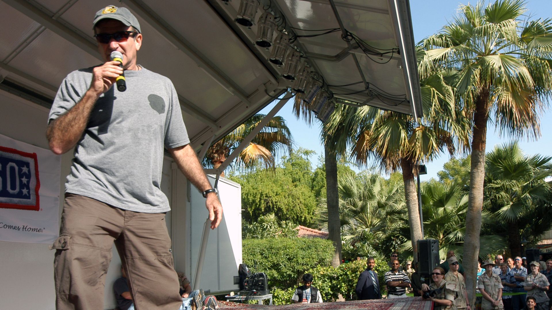 File:Robin Williams Bahrain.jpg