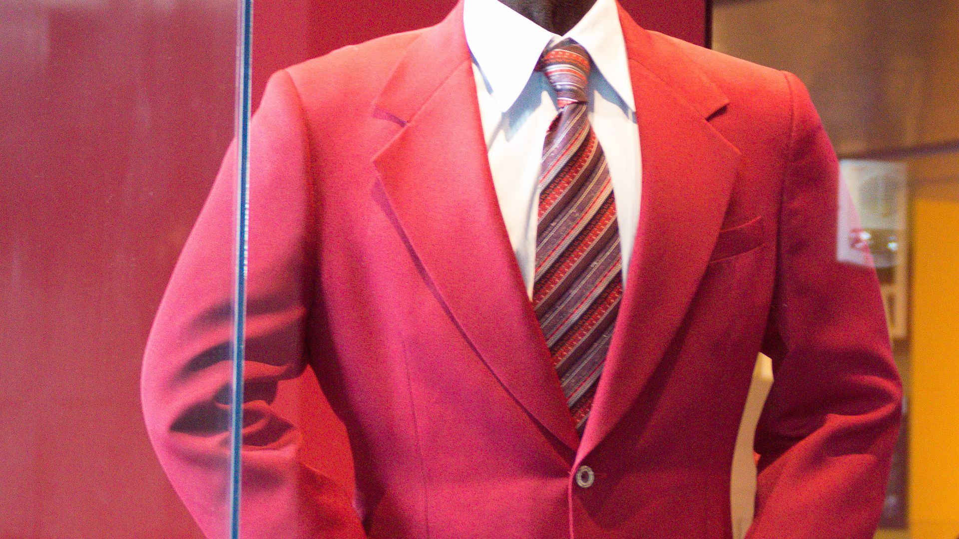 File:Newseum - Ron Burgundy Suit (14612629714).jpg
