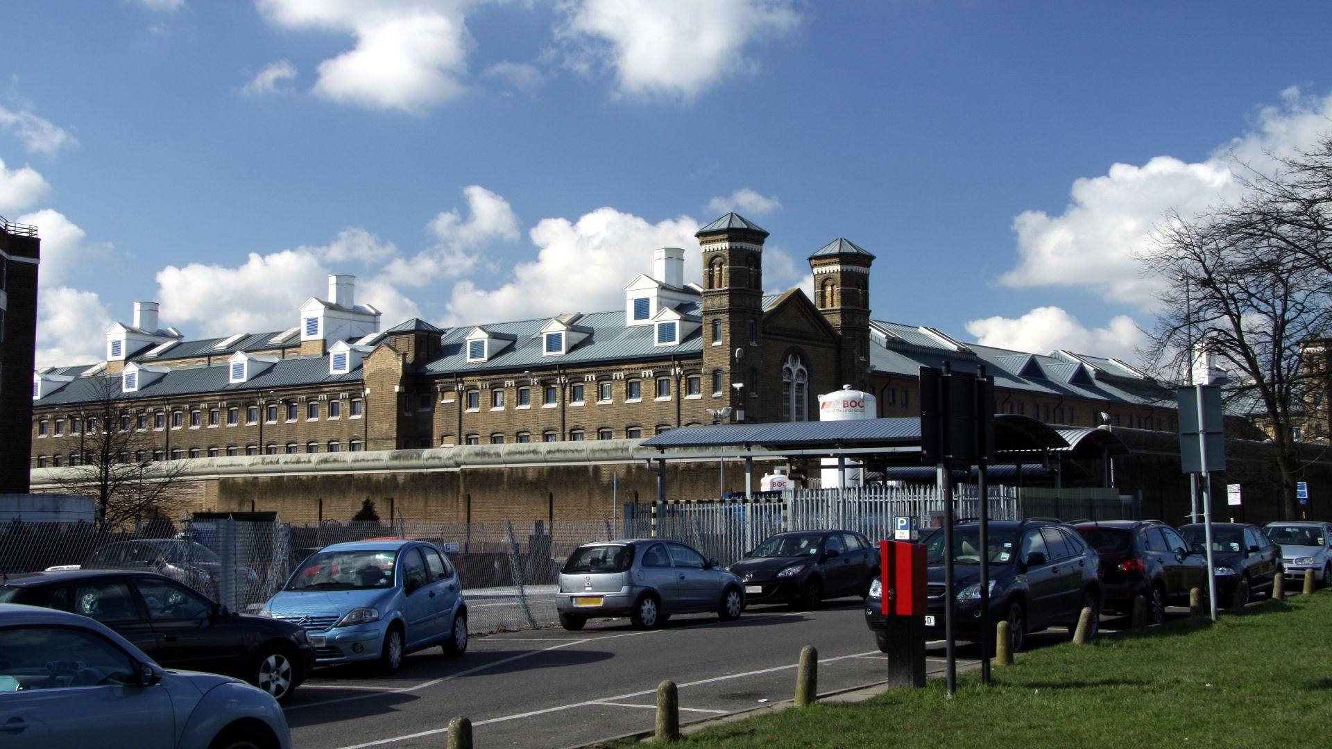 File:HM Prison Wormwood Scrubs in spring 2013 (4).JPG